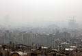 大気汚染によるスモッグに覆われたイランの首都テヘラン北部（2019年12月15日撮影）。(c)STR / AFP