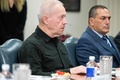 米国防省でロイド・オースティン国防長官（枠外）と会談するイスラエルのヨアブ・ガラント国防相（左、2024年6月25日撮影）。(c)SAUL LOEB / AFP