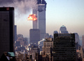 ハイジャックされた旅客機が激突した米ニューヨークの世界貿易センタービル（2001年9月11日撮影）。(c)AFP PHOTO SETH MCALLISTER