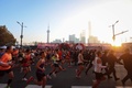 上海国際マラソンに出場するランナーたち（2020年11月29日撮影）。(c)STR / AFP
