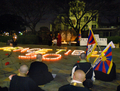 広島平和記念公園で、「チベット動乱」50年に向け祈りを捧げる僧侶（2009年3月9日撮影）。(c)AFP/Sachiyo Aso