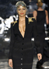 ブラジル・リオデジャネイロ（Rio de Janeiro）で開催された「リオ・ファッションウィーク（Rio Fashion Week）」で発表されたWalter Rodriguezの09/10年秋冬コレクション（2009年1月12日撮影）。（c）AFP/Marcio Madeira