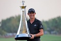 男子ゴルフ欧州ツアー最終戦、DPワールドツアー選手権最終日。トロフィーを手に優勝を喜ぶコリン・モリカワ（2021年11月21日撮影）。(c)Giuseppe CACACE / AFP