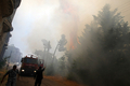 レバノンの首都ベイルート（Beirut）東部郊外アレー（Aley）の山火事の現場で消火に当たる消防士ら（2008年7月22日撮影）。(c)AFP/RAMZI HAIDAR