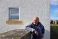 英スコットランド・オークニー諸島ノースロナルドセー島で写真撮影に応じる牧羊業者（2021年9月7日撮影）。(c)Adrian DENNIS / AFP