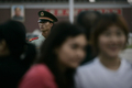 天安門事件から18年目の2007年6月4日、北京の天安門広場（%%Tiananmen square%%）を訪れた観光客と、警戒につく治安要員。(c)AFP/Peter PARKS