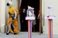 英ブライトン（Brighton）で行われた同性結婚式への出席を終え、会場を去る人々（2014年3月29日撮影）。(c)AFP/LEON NEAL