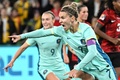 サッカー女子W杯オーストラリア・ニュージーランド大会、グループB、カナダ対オーストラリア。チーム4点目を入れてチームメートと喜ぶオーストラリアのステフ・キャトリー（右、2023年7月31日撮影）。(c)WILLIAM WEST / AFP
