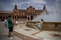 スペイン・セビリアで、噴水の水で涼を取る人（2022年7月12日撮影）。(c)JORGE GUERRERO / AFP