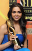 バンコク（Bangkok）で開催された「国際インド映画アカデミー賞（International Indian Film Academy Awards、IIFA）」受賞式で最優秀新人賞（Best Debutant Actor Award）を受賞した、インド人女優Deepika Padukone（2008年6月8日撮影）。(c)AFP/PORNCHAI KITTIWONGSAKUL