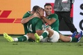 ラグビーW杯日本大会・プールA、アイルランド対スコットランド。トライを決め、チームメートに祝福されるアイルランドのアンドリュー・コンウェイ（中央左、2019年9月22日撮影）。(c)Behrouz MEHRI / AFP