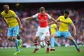 14-15イングランド・プレミアリーグ第1節、アーセナル（Arsenal）対クリスタルパレス（Crystal Palace）。クリスタルパレスの選手に囲まれるアーセナルのアーロン・ラムジー（Aaron Ramsey、2014年8月16日撮影）。(c)AFP/CARL COURT