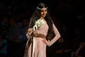 パキスタンの都市カラチで開催されたファッション・パキスタン・ウィークで発表されたSadaf Malaterrenの新作コレクション（2015年3月31日撮影）。(c)AFP/Rizwan TABASSUM