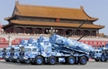 中国・北京の天安門広場で行われた抗日戦争勝利70年を記念する軍事パレードに登場した地対艦ミサイル（2015年9月3日撮影）。(c)AFP/Jason Lee 