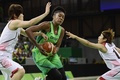 リオデジャネイロ五輪、バスケットボール女子・予選リーググループA、日本対ブラジル。高田真希（左）らをかわしてパスを出すブラジルのダミリス・ダンタス（中央、2016年8月8日撮影）。(c)AFP/JAVIER SORIANO