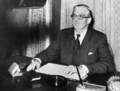 英ロンドンで演説に臨むアンソニー・イーデン首相（1956年8月9日撮影）。(c)INTERCONTINENTALE / AFP