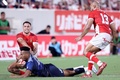 ラグビーテストマッチ、日本対トンガ。トンガのウィリアム・ハヴィリ（左）のタックルを受ける松島幸太朗（中央、2023年7月29日撮影）。(c)PAUL MILLER/ AFP