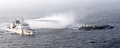 韓国沖の黄海（Yellow Sea）で21日、違法操業中に韓国海洋警察庁による取り締まりを受けた中国漁船12隻が、船体を互いにロープで縛ってひとかたまりの大船団を作り上げ、逃走を図った。黄海の韓国の排他的経済水域（EEZ）では中国漁船による密漁が常態化しており、海洋警察庁によると過去1年に332隻を拿捕したという（2010年12月21日撮影）。(c)AFP/PARK YOUNG-CHUL