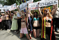 キエフ（Kiev）で投資詐欺の被害者とともに抗議行動を行う女性活動団体「FEMEN」のメンバーら（2011年5月18日撮影）。(c)AFP/GENYA SAVILOV