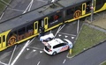 オランダ・ユトレヒトで、路面電車の車内で発砲事件が起きた現場に出動した警察官ら（2019年3月18日撮影）。(c)Ricardo Smit / ANP / AFP