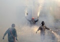 スペイン南東部イビで開催された軍服姿の参加者たちが小麦粉や生卵をかけあう毎年恒例の祭り「エルス・エンファリナッツ」の様子（2019年12月28日撮影）。(c)AFP/JAIME REINA