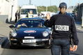 フランス北部サンマロ（Saint Malo）でアルコール検査のために警察官（右）に止められる「キャノンボール2000（Cannonball 2000）」参加者の車（2012年9月6日撮影）。(c)AFP/THOMAS BREGARDIS