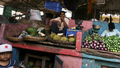 インド・ムンバイ（Mumbai）の市場で、客を待つ店員（2008年4月12日撮影）。(c)AFP/Pal PILLAI