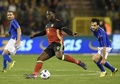 サッカー国際親善試合、ベルギー対イタリア。パスを出すベルギーのロメルー・ルカク（2015年11月13日撮影）。(c)AFP/JOHN THYS