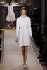 フランス・パリ市内で発表されたヴァレンティノ（VALENTINO）12年春夏オートクチュールコレクションに登場したモデルのカーリー・クロス（Karlie Kloss、2012年1月25日撮影）。(c)AFP/ALEXANDER KLEIN
