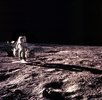 月面上で実験を行う、アポロ12号（Apollo 12）の乗組員（1969年11月19日撮影）。(c)AFP/NASA