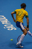 男子テニスのロジャー・フェデラー（Roger Federer、スイス）とトミー・ハース（Tommy Haas、ドイツ）が9日、ブラジル・サンパウロ（Sao Paulo）州のイビラプエラ体育館（Ibirapuera Gymnasium）でエキシビションマッチを行った。

両選手はサッカーブラジル代表のユニフォームを着用してプレーを披露した。

ショットを放つロジャー・フェデラー（2012年12月9日撮影）。(c)AFP/Yasuyoshi CHIBA