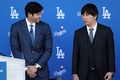 米大リーグ（MLB）、ロサンゼルス・ドジャースの入団会見に臨む大谷翔平（左）と通訳の水原一平氏（2023年12月14日撮影）。(c)Meg Oliphant/Getty Images/AFP