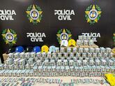 偽造サッカーW杯ステッカーや偽ユニホームを押収、ブラジル警察