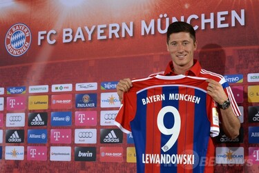 レワンドフスキがバイエルン・ミュンヘン入団会見 写真9枚 国際