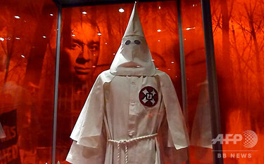 イスラム教施設前にKKKの扮装集団、憎悪犯罪で捜査 北アイルランド