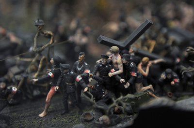 極小フィギュアによる地獄絵図、チャップマン兄弟新作 香港