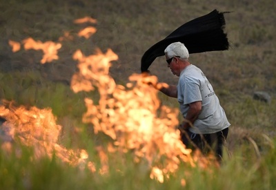 大麻草守ろうと「迎え火」か、新たな森林火災起こした男を逮捕 豪