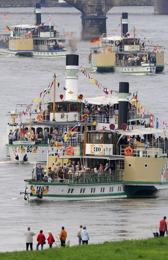 エルベ川遊覧シーズン開幕、蒸気船団がパレード