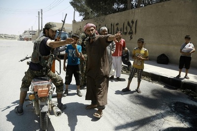 敗走のIS、一般市民2000人を人間の盾に シリア・マンビジ