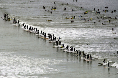 「1つの波に何人サーフできるか」ギネス記録の樹立失敗、南アフリカ