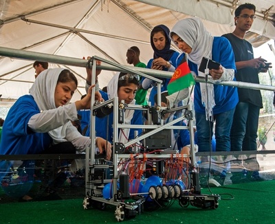 アフガン代表の少女6人、ロボコン健闘 母国に大きなメッセージ