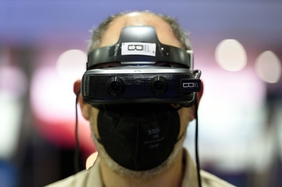 視覚障害支援ヘッドセット、息子のために夫婦で開発 スペイン