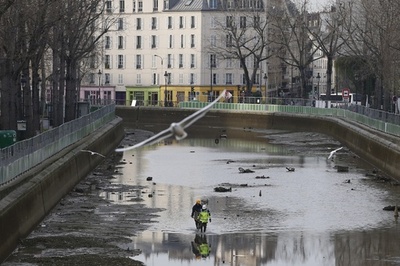 【AFP記者コラム】サン・マルタン運河の底ざらい、仏パリ