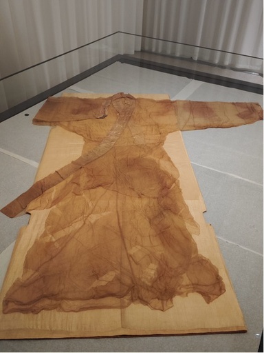 煙のように軽い2200年前のシルクのガウン・中国