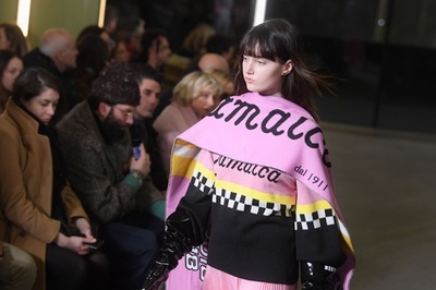 ポップな色使いとプリント、「MSGM」18/19年秋冬