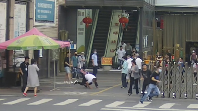 高齢者の男性がお手柄、逃走者に足払いで警察をアシスト 杭州市