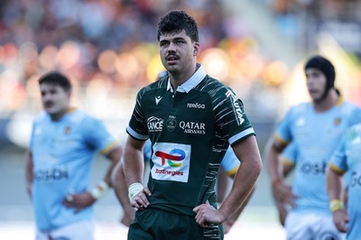 レイプ疑惑のラグビー仏代表、口笛浴びるも「落ち着いた」復帰