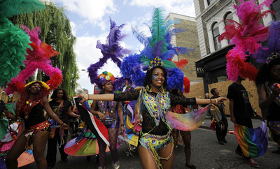 英ノッティングヒル・カーニバル、厳戒態勢のなか開幕
