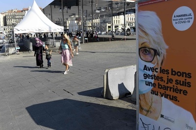 フランス、コロナ新規感染が過去最多に 新規制に怒りも