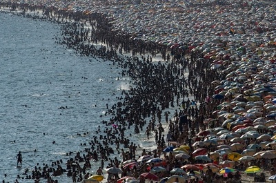 涼を求めて… ビーチを埋め尽くす海水浴客たち ブラジル・リオ